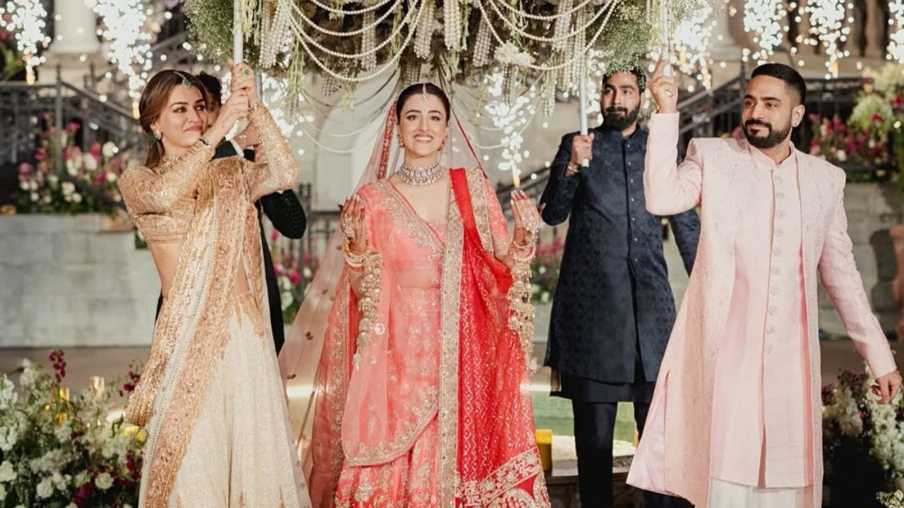  નુપુર સેનન બી પ્રાકના ગીતો, "ફિલહાલ" (2019) અને "ફિલહાલ 2: મોહબ્બત" (2021) ના મ્યુઝિક વીડિયોમાં જોવા મળી હતી, બંને અક્ષય કુમારની સાથે હતા. 