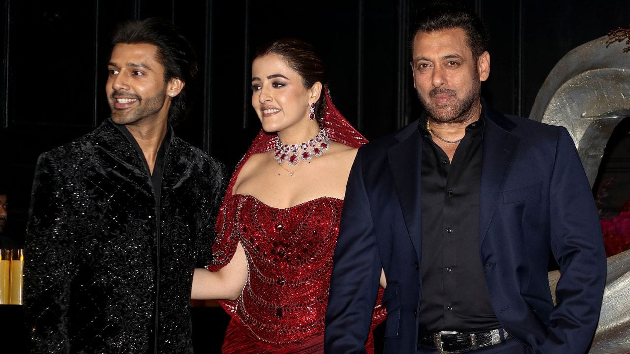  કૃતિ સેનન તેની બહેન નુપુર સેનન સાથે ખાસ બોન્ડ  છે. બંને ઘણીવાર પાર્ટીઓમાં અથવા વેકેશન પર સાથે જોવા મળે છે. એવું લાગે છે કે કૃતિ સેનન તેના જીવનની દરેક ક્ષણ તેની બહેન સાથે શેર કરે છે.