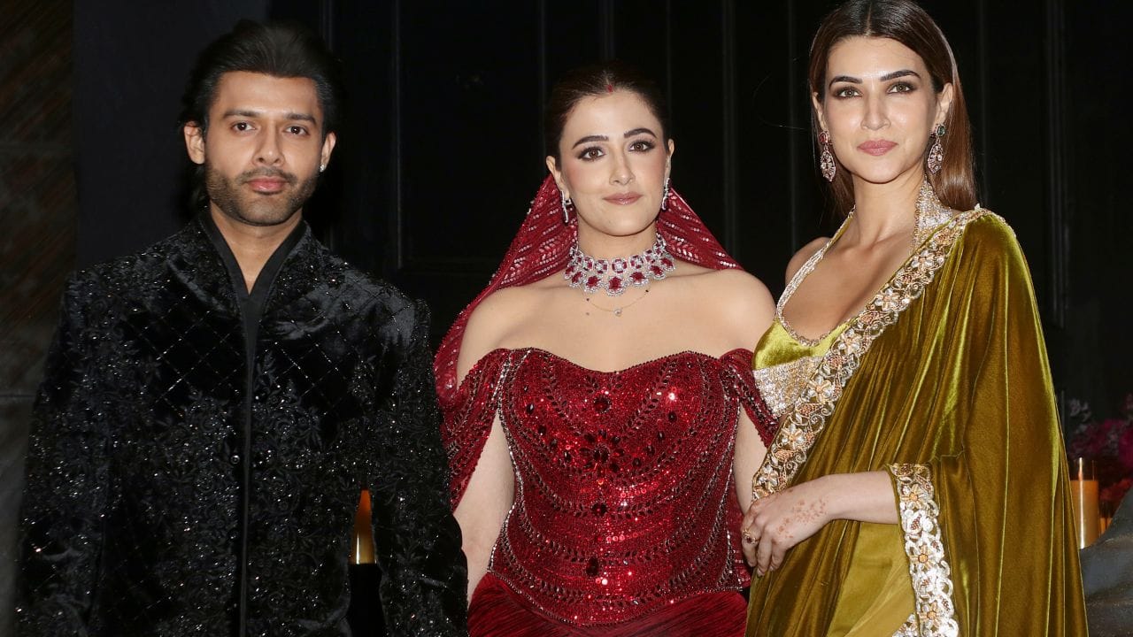 સ્ટેબિન એક ફેમસ બોલિવૂડ પ્લેબેક સિંગર છે. સ્ટેબિને "રેસ 3", "જર્સી", "રક્ષા બંધન" અને "મિશન રાનીગંજ" જેવી ફિલ્મોમાં ગાયું છે. બંને ઘણા સમયસુધી રિલેશનશીપમાં રહ્યા બાદ લગ્ન કર્યા છે.