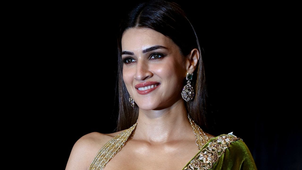  નુપુર સેનને પંજાબી હિન્દુ પરિવારમાંથી આવે છે. તેમણે દિલ્હીમાં અભ્યાસ કર્યો છે. બહેન કૃતિએ તેમનું પ્રાથમિક શિક્ષણ દિલ્હીથી કર્યું અને પછી એન્જિનિયરિંગની ડિગ્રી મેળવી.