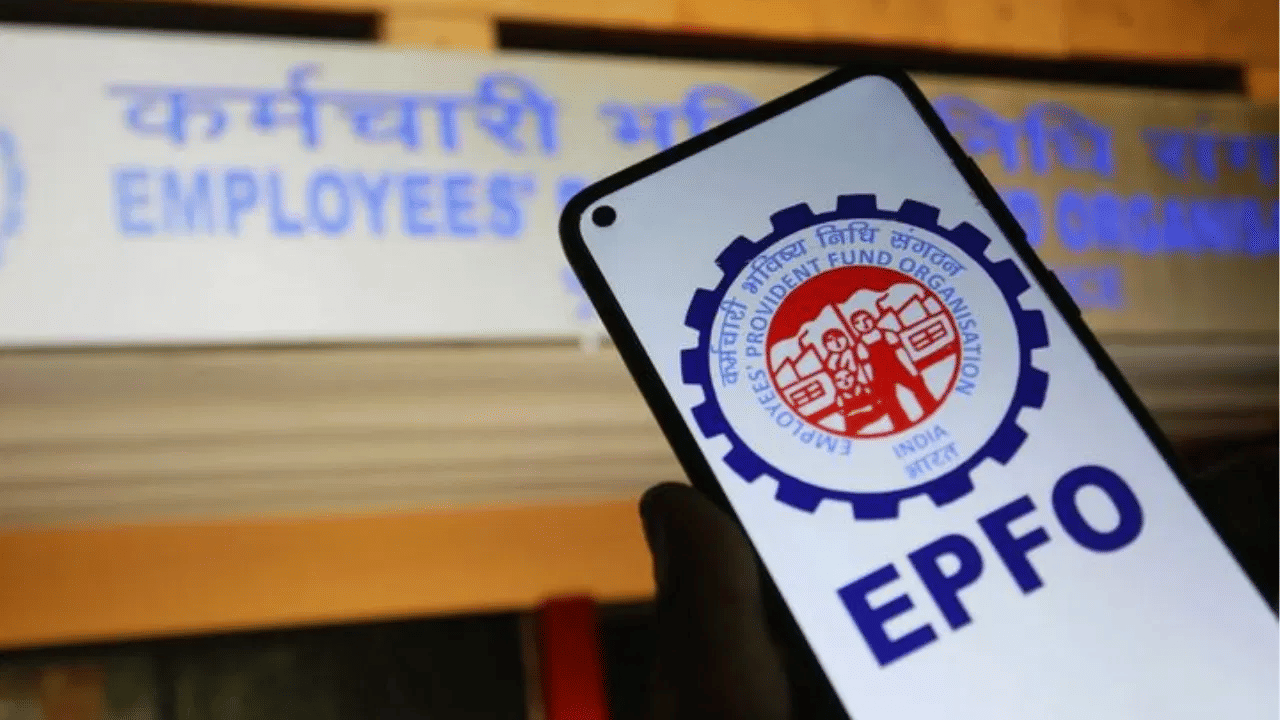 શ્રમ મંત્રાલય અને EPFO મળીને આ નવી ડિજિટલ સુવિધા અમલમાં મૂકવાની તૈયારી કરી રહ્યા છે. હાલ સિસ્ટમને વધુ સુરક્ષિત અને સ્મૂથ બનાવવા માટે સોફ્ટવેર સંબંધિત કેટલીક ટેકનિકલ ખામીઓ દૂર કરવામાં આવી રહી છે. નવી યોજના હેઠળ PF ખાતામાંથી ચોક્કસ ભાગને લોક રાખવામાં આવશે, જ્યારે બાકીની રકમ જરૂર મુજબ UPI દ્વારા ઉપાડવાની મંજૂરી મળશે. આથી સભ્યોને તરલતા મળશે અને નિવૃત્તિ માટેની બચત પણ સુરક્ષિત રહેશે.