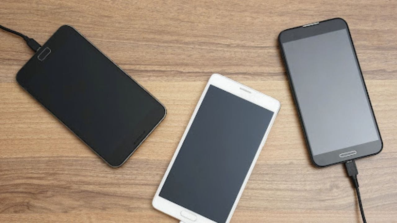 ફોન ઝડપથી ચાર્જ થાય: ફોન બંધ રાખીને ચાર્જ કરવાથી ફોન ચાલુ રાખીને ચાર્જ કરવા કરતાં વધુ ઝડપથી ચાર્જ થશે. આનું કારણ એ છે કે જ્યારે ફોન બંધ હોય છે, ત્યારે તે નેટવર્ક કનેક્ટિવિટી અથવા બેકગ્રાઉન્ડ એપ્લિકેશન પ્રવૃત્તિ માટે એકસાથે બેટરીનો વપરાશ કરતો નથી. આ તમારા ફોનની ચાર્જિંગ સ્પીડને ઝડપી બનાવે છે. હંમેશા નહીં, જો તમે ઉતાવળમાં હોવ, તો તમે ફોન બંધ રાખીને તમારા ફોનને ચાર્જ કરી શકો છો.