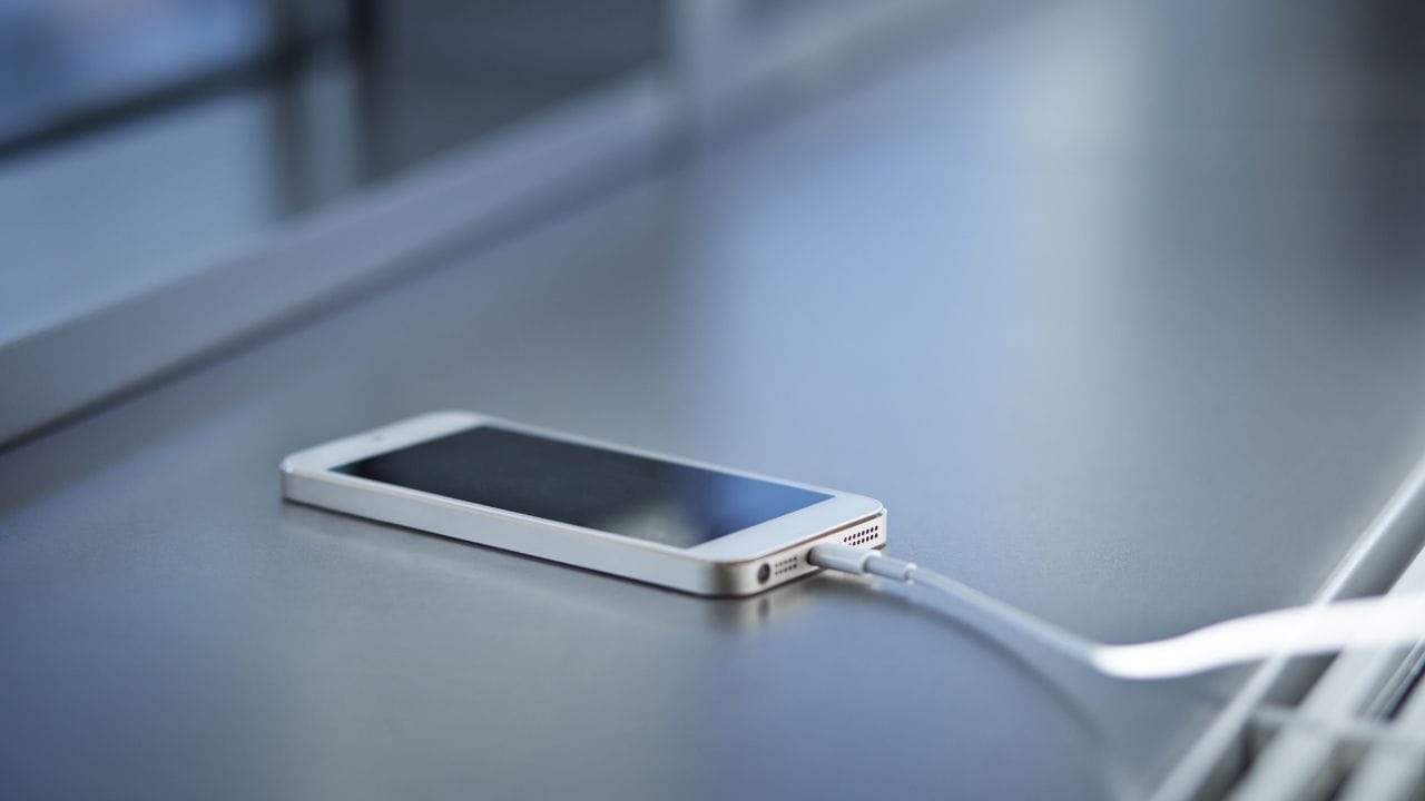 ગ્રીન લાઇન્સનું જોખમ ઘટે: તમારા ફોનને બંધ કરતી વખતે ચાર્જ કરવાથી સ્ક્રીન પર લીલી લાઇન્સ દેખાવાનું જોખમ પણ ઓછું થાય છે. હકીકતમાં, મોટાભાગના કિસ્સાઓમાં, ફોનની સ્ક્રીન પર લીલી લાઇન વધુ ગરમ થવા અને ચાર્જ કરતી વખતે ફોનને અપડેટ કરવાથી થાય છે.