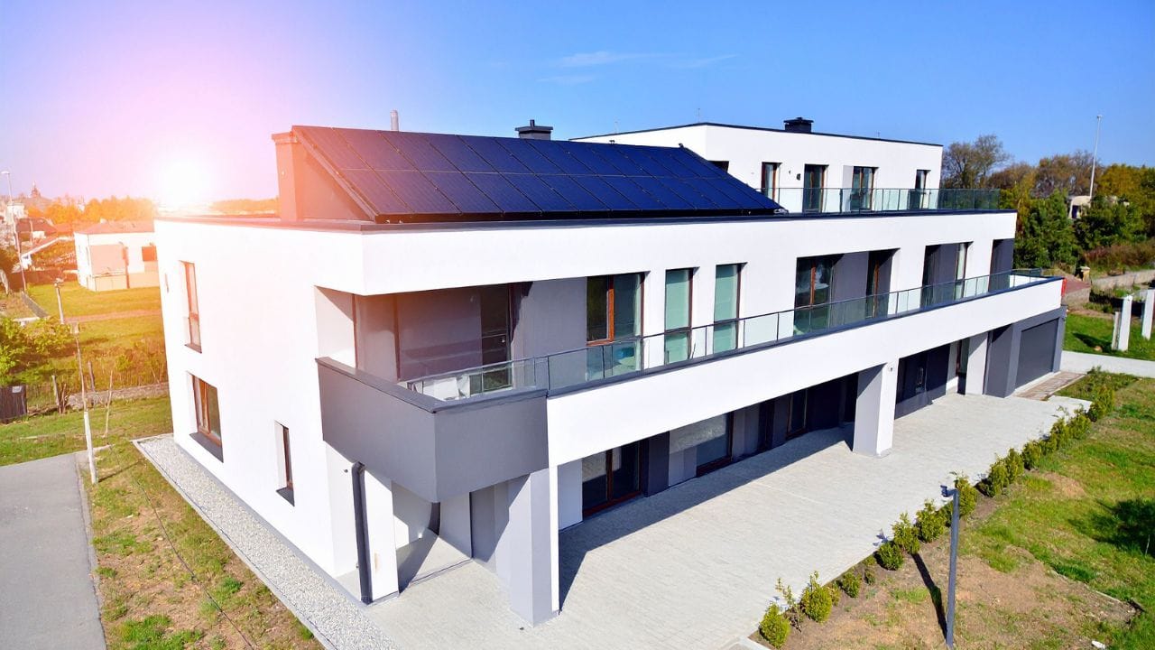 Tata 3kW ઓન-ગ્રીડ સોલાર સિસ્ટમ સીધી સરકારી વીજળી ગ્રીડ સાથે જોડાયેલી હોય છે. દિવસ દરમિયાન જ્યારે સોલાર પેનલ વધુ વીજળી ઉત્પન્ન કરે છે અને ઘરનો વપરાશ ઓછો હોય છે, ત્યારે વધારાની વીજળી ગ્રીડમાં મોકલવામાં આવે છે. રાત્રે અથવા વાદળછાયા દિવસોમાં તમે ગ્રીડમાંથી વીજળી લઈ શકો છો. ઓન-ગ્રીડ સિસ્ટમમાં બેટરી ન હોવાને કારણે તેનો ખર્ચ ઓછો આવે છે અને જાળવણી પણ સરળ રહે છે.