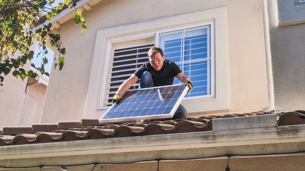 જો 3 kW સિસ્ટમની કુલ કિંમત ₹1.8 લાખ માનીએ, તો સબસિડી બાદ તમારો ખિસ્સામાંથી ખર્ચ માત્ર ₹1 લાખથી ₹1.2 લાખ જેટલો રહે છે. અરજી પ્રક્રિયા સંપૂર્ણપણે ઓનલાઈન છે અને તેના માટે pmsuryaghar.gov.in પોર્ટલ પર નોંધણી કરવી પડે છે. પાત્રતા માટે ભારતીય નાગરિક હોવું, રહેણાંક ઘર ધરાવવું અને પૂરતી છત જગ્યા હોવી જરૂરી છે. જાન્યુઆરી 2026ના નવા નિયમો મુજબ રિમોટ મોનિટરિંગ ફરજિયાત બનાવવામાં આવ્યું છે અને જો ઇન્સ્ટોલેશન 60 દિવસમાં પૂર્ણ ન થાય, તો વિક્રેતા બદલવાનો વિકલ્પ પણ આપવામાં આવે છે. એકંદરે જો તમે વીજળીના વધતા બિલથી મુક્તિ મેળવવા માંગો છો અને તમારા ઘરમાં 1 ટનનો એસી, રેફ્રિજરેટર અને વોશિંગ મશીન નિશ્ચિંતપણે ચલાવવા માંગો છો, તો 3 થી 5 kWની સોલાર સિસ્ટમ તમારા માટે એક સમજદાર, કિફાયતી અને ભવિષ્યને ધ્યાનમાં રાખીને લેવાયેલો શ્રેષ્ઠ નિર્ણય સાબિત થઈ શકે છે.