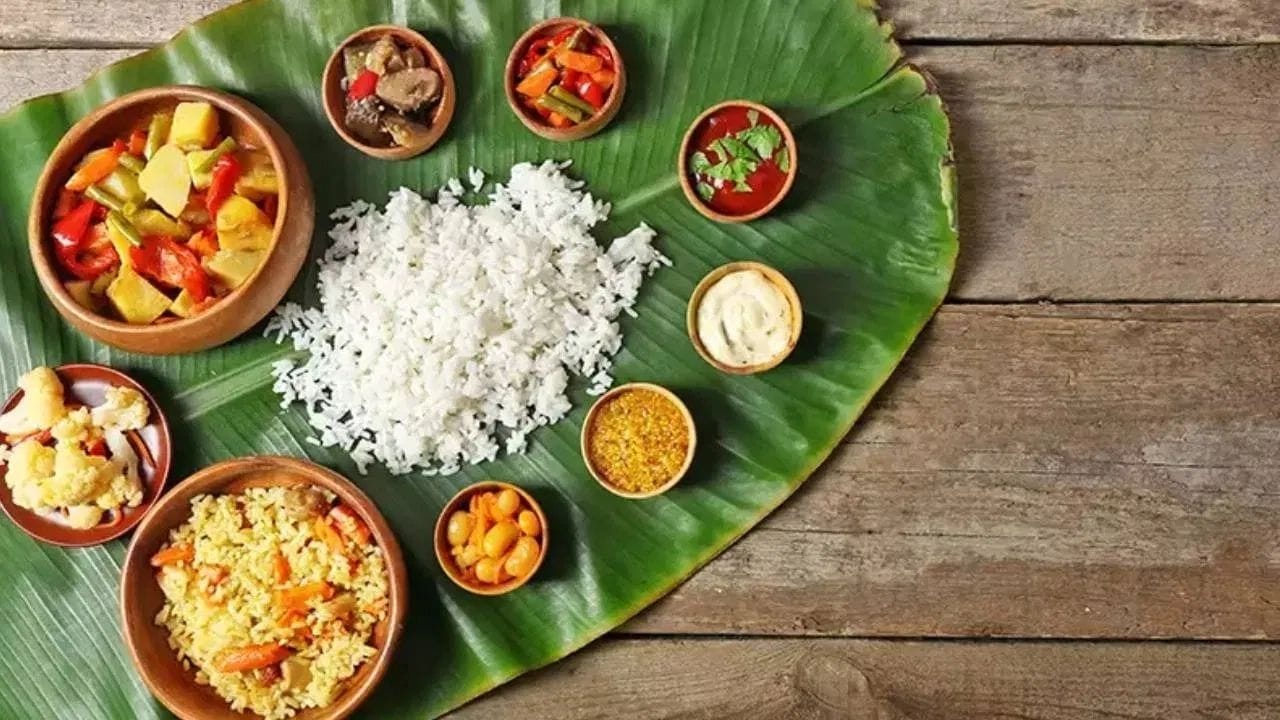 કેળના પાનમાં નેચરલ રીતે એન્ટીઓક્સીડેન્ટ અને રોગાણુનાશક સંયોજનો (Antimicrobial Compounds) રહેલા હોય છે, જે હાનિકારક બેક્ટેરિયા સામે લડવામાં મદદ કરે છે. આના કારણે તમે બીમારીઓથી બચો છો. આ સાથે જ કેળાના પાનની સપાટી પર રહેલા તત્વો બેક્ટેરિયાને વધવા દેતા નથી, જેનાથી આહાર સ્વચ્છ અને સુરક્ષિત રહે છે.