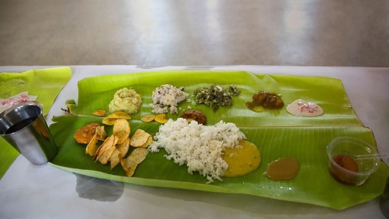 દક્ષિણ ભારતના કલ્ચરમાં કેળના પાનમાં ભોજન કરવું એ માત્ર પરંપરા કે પર્યાવરણ પ્રત્યેના સન્માનનું પ્રતીક જ નથી પરંતુ તે સ્વાસ્થ્ય માટે પણ અત્યંત ફાયદાકારક માનવામાં આવે છે. અહીં કેળના પાન પર પીરસવામાં આવતા ભોજનનું મહત્વ ખૂબ જ ખાસ છે. 