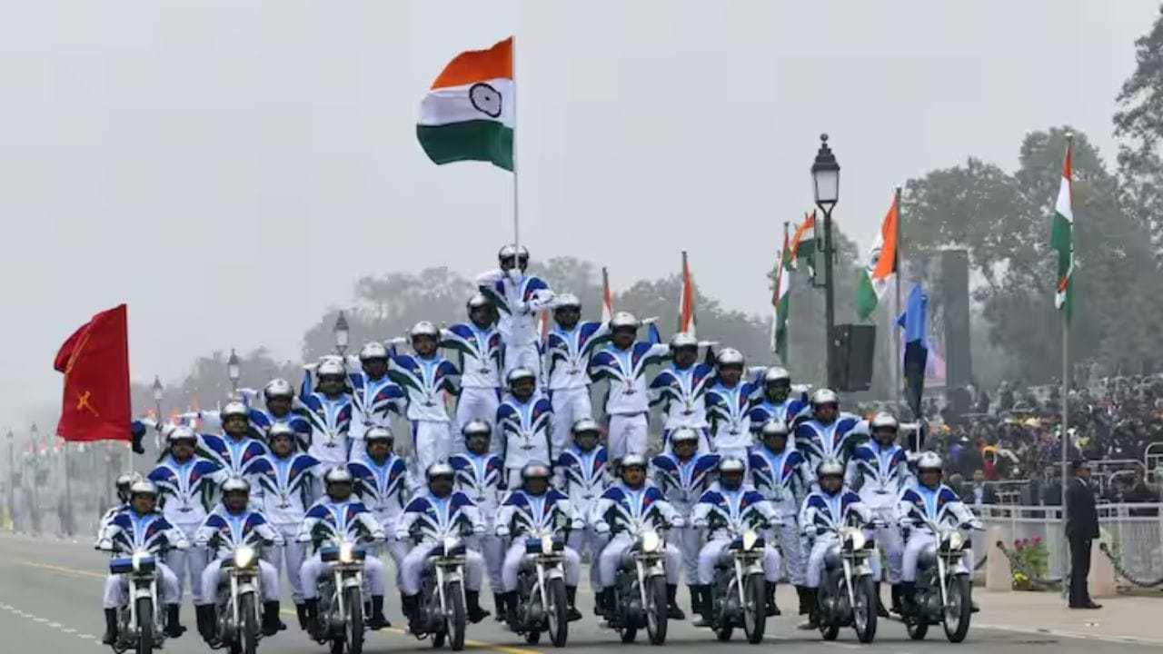 રસપ્રદ વાત એ છે કે, આ સલામી 21 વ્યક્તિગત તોપોથી નહીં, પરંતુ ત્રણ રાઉન્ડમાં સાત સૈન્ય તોપોથી આપવામાં આવે છે. પરેડમાં ભાગ લેનારા સૈનિકો જુલાઈની શરૂઆતમાં જ તેમની તાલીમ શરૂ કરે છે. તેઓ પહેલા તેમના રેજિમેન્ટલ સેન્ટરમાં પ્રેક્ટિસ કરે છે અને ડિસેમ્બર સુધીમાં દિલ્હી પહોંચે છે.