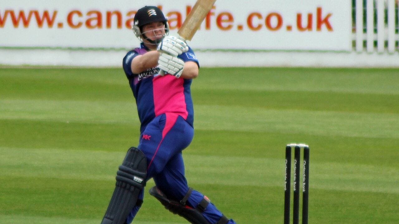 પોલ સ્ટર્લિંગ એક આયરલેન્ડ ક્રિકેટર છે,જેમ તમામ ફોર્મેટમાં 10,000+ આંતરરાષ્ટ્રીય રન બનાવનાર પ્રથમ આઇરિશ ખેલાડી છે, અને હાલમાં તે આયર્લેન્ડની વ્હાઇટ-બોલ (ODI અને T20) ટીમના કેપ્ટન છે.