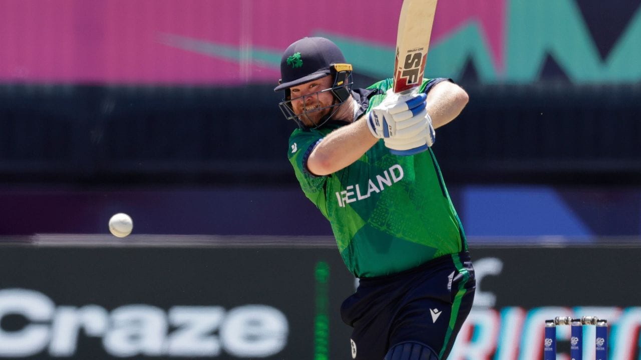 પોલ રોબર્ટ સ્ટર્લિંગ આયર્લેન્ડ માટે ઓપનિંગ બેટ્સમેન જમણા હાથનો બોલર છે. તે મે 2018માં પાકિસ્તાન સામે આયર્લેન્ડની પ્રથમ ટેસ્ટ મેચમાં રમનારા અગિયાર ક્રિકેટરોમાંનો એક હતો.