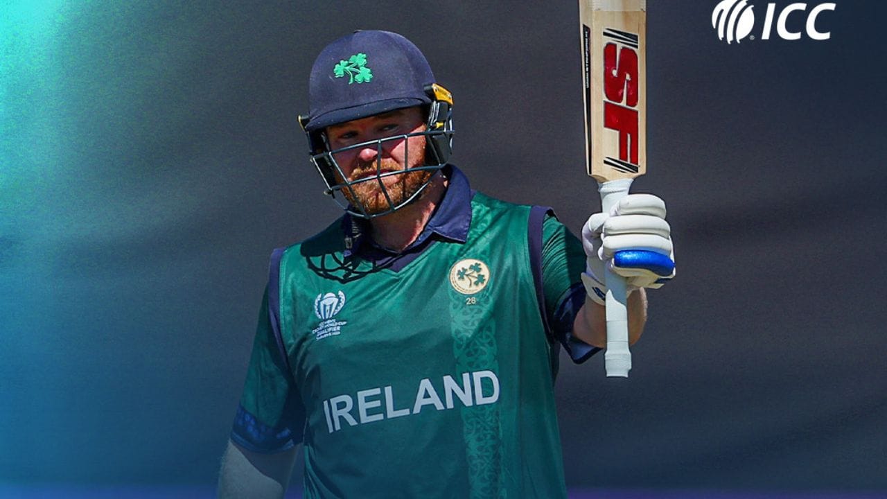 જુલાઈ 2009માં સ્ટર્લિંગે તેની પ્રથમ ફર્સ્ટ ક્લાસ સદી ફટકારી. 2009-10 ICC ઇન્ટરકોન્ટિનેન્ટલ કપના આયર્લેન્ડના પ્રારંભિક મેચમાં, તેણે જેરેમી બ્રે સાથે બેટિંગ શરૂ કરી અને પ્રથમ ઇનિંગમાં 100 રન બનાવ્યા.