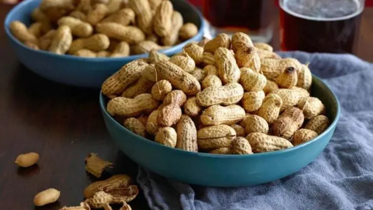 મગફળી કોઈપણ સ્વરૂપમાં ખાવાથી વજન ઘટાડવામાં મદદ મળે છે. જોકે તેને ઘી કે તેલમાં શેકવી ન જોઈએ. કારણ કે તેનાથી વજન વધી શકે છે. મગફળીને અન્ય સ્વરૂપમાં ખાવાથી વજન વધશે નહીં; તેના બદલે તે વજન નિયંત્રિત કરવામાં મદદ કરશે.