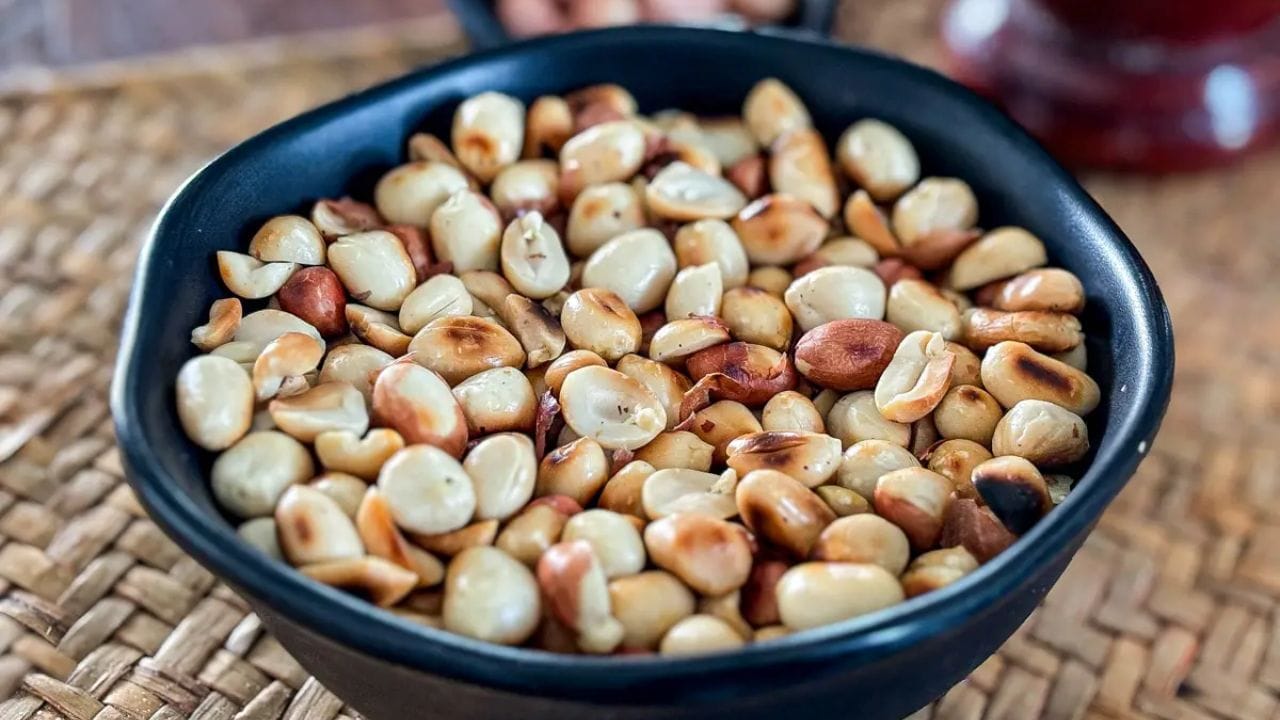 આ લોકોએ મગફળી ન ખાવી જોઈએ: જેમને કબજિયાતની સમસ્યા હોય છે. જેમને મગફળીથી એલર્જી હોય છે. જેમનું વજન ખૂબ ઓછું હોય છે. જેમને હાઈ બ્લડ પ્રેશર અને કિડનીની બીમારી હોય છે. તેણે મગફળી ન ખાવી જોઈએ.