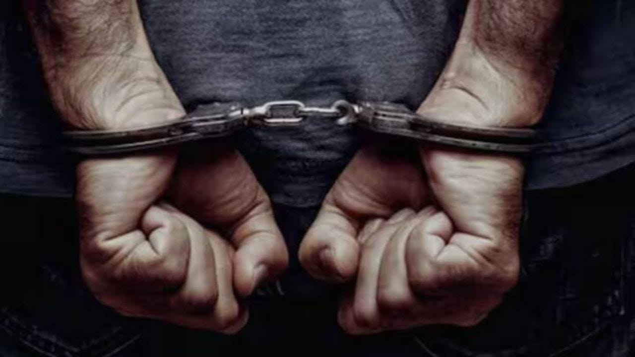 જો આ કલમો હેઠળ દોષિત ઠેરવવામાં આવે છે, તો તેમને 3 થી 7 વર્ષની જેલ અને દંડ થઈ શકે છે. જો કોઈ મહિલાને ઇરાદાપૂર્વક નિશાન બનાવવામાં આવી હોય, તો સજા વધુ ગંભીર હોઈ શકે છે.