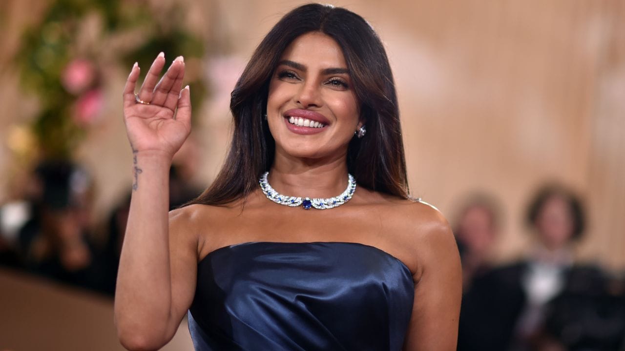 આ એવોર્ડમાં તેની સાથે તેનો પતિ નિક જોનસ પણ સામેલ થયો હતો. નિકે બ્લૈક કોર્ટમાં સુંદર લાગી રહ્યો હતો. બંન્ને કેમેરાની સામે પોઝ આપ્યા હતા.