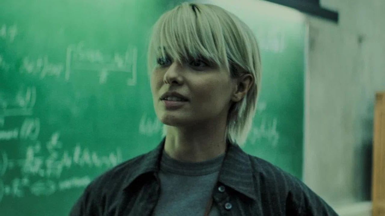 2. Prometey (પ્રોમેટી - 2024-2025): મેક્સિમ સ્વેશ્નિકોવ (Maksim Sveshnikov) દ્વારા નિર્દેશિત આ એક હાઈ બજેટ સાયન્સ-ફિક્શન અને મિસ્ટ્રી થ્રિલર સિરીઝ છે, જેમાં લ્યુબોવ અક્સ્યોનોવા (Lyubov Aksyonova) અને ફિલિપ યાન્કોવસ્કી (Filipp Yankovskiy) મુખ્ય ભૂમિકામાં છે. વાર્તા એક એવા વિમાનના રહસ્યમય ગાયબ થવા પર આધારિત છે કે, જે દાયકાઓ પછી અચાનક મળી આવે છે અને એક પત્રકાર તથા વૈજ્ઞાનિકોની ટીમ આ ઘટના પાછળના સત્યની તપાસ કરે છે. 1 સીઝન અને આશરે 8 એપિસોડ ધરાવતી આ સીરીઝ ખૂબ જ અદભૂત છે. જો તમને રહસ્ય અને વિજ્ઞાનનો સમન્વય ગમતો હોય, તો આ સિરીઝ ચોક્કસ જોવી જોઈએ, કારણ કે તેનું પ્રોડક્શન અને સસ્પેન્સ ફેન્સને જકડી રાખે તેવું છે.