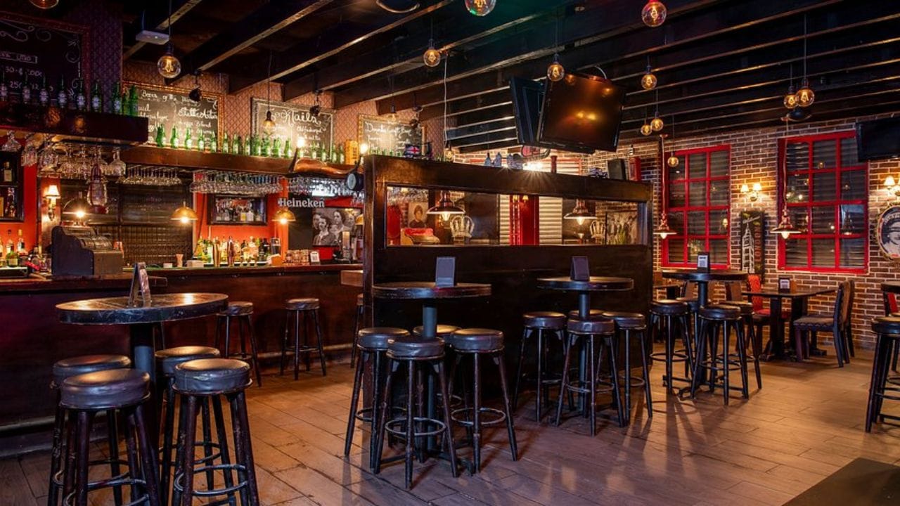 પબમાં શું ખાસ છે?: પબ એક એવી જગ્યા છે જ્યાં બાર કરતાં વધારે વેરાયટીમાં ભોજન મળે છે. તે ખોરાકની સાથે-સાથે પીણાં પણ પીરસે છે. તેના મેનૂમાં ફુલ સ્ટાર્ટરથી લઈને મેઈન કોર્સ સુધી બધું જ સામેલ છે. પબનું વાતાવરણ અનોખું અને ખાસ હોય છે, થોડું હળવા વાતાવરણ સાથે. તમે અહીં ઓફિસના સાથીદારો અથવા મિત્રો સાથે સમય વિતાવવા, પીણાં અને ભોજનનો આનંદ માણવા માટે આવી શકો છો.