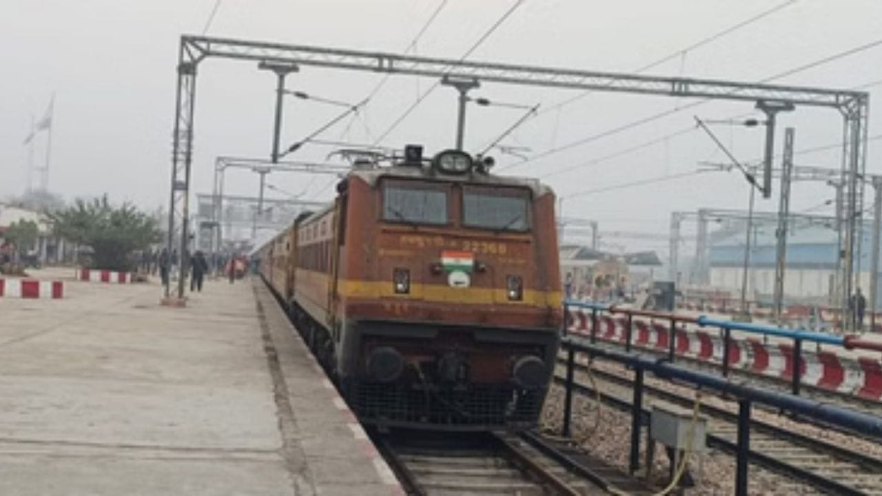 હાલમાં, રેલવન એપ પર આર-વોલેટ (R-Wallet) મારફતે અનારક્ષિત ટિકિટ બુક કરનાર મુસાફરોને ૩ ટકા બોનસ કેશબેકની સુવિધા આપવામાં આવી રહી છે. હવે આ સુવિધાને વધુ વ્યાપક બનાવતા રેલવે બોર્ડે મહત્વપૂર્ણ નિર્ણય લીધો છે. આ નિર્ણય અનુસાર, આર-વોલેટ સિવાયના તમામ ડિજિટલ પેમેન્ટ માધ્યમો—જેમ કે UPI, ડેબિટ કાર્ડ અને ક્રેડિટ કાર્ડ—દ્વારા રેલવન એપ પર અનારક્ષિત ટિકિટ બુક કરવા પર મુસાફરોને ટિકિટના મૂલ્ય પર સીધો ૩ ટકા ડિસ્કાઉન્ટ (છૂટ) મળશે.