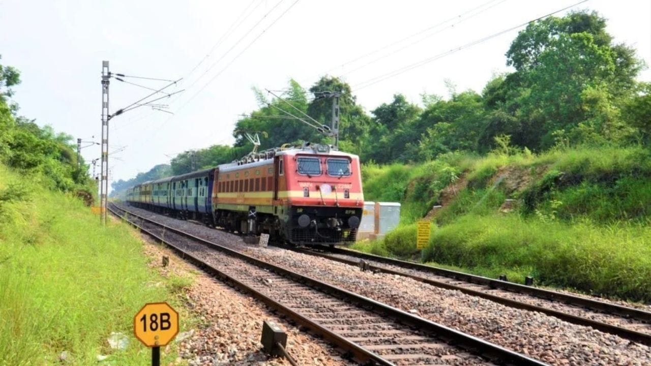 રેલવે બોર્ડની આ પહેલથી મુસાફરોમાં ડિજિટલ પેમેન્ટનો ઉપયોગ વધશે તેમજ અનારક્ષિત ટિકિટ બુકિંગની પ્રક્રિયા વધુ સરળ, ઝડપી, સુવિધાજનક અને પારદર્શક બનશે. ડિજિટલ માધ્યમ દ્વારા ટિકિટ બુક કરવાથી મુસાફરોનો સમય બચશે અને સાથે સાથે તેમને સીધો આર્થિક લાભ પણ મળશે.