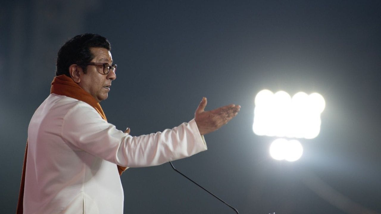 રાજ ઠાકરેની દીકરી અનેક વખત પિતા સાથે રાજનીતિના મંચ પણ જોવા મળી ચૂકી છે. ઉર્વશીએ રાજકારણ છોડી ફિલ્મનો રસ્તો પસંદ કર્યો હતો. 2017માં નિર્દેશક ડેવિડ ધવનની ફિલ્મ જુડવા-2માં તેમણે સહાયક નિર્દેશક તરીકે કામ કર્યું હતુ.