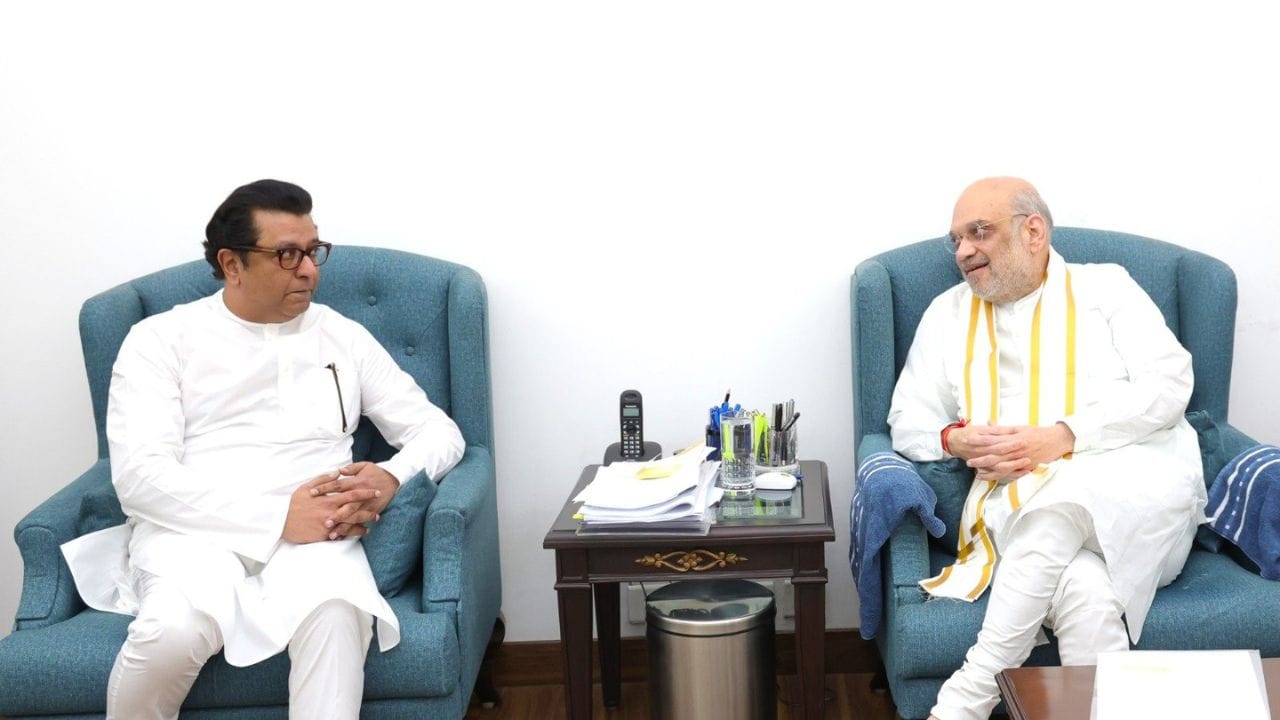 જેના કારણે તેઓ પિતરાઈ ભાઈઓ બન્યા. 2006માં રાજે શિવસેના છોડીને MNS ની રચના કરી, જેના કારણે પરિવાર અને રાજકારણ વચ્ચે તિરાડ પડી. 2025માં મરાઠી વિજય સભામાં તેમનું સ્ટેજ શેરિંગ આ સંબંધમાં સમાધાનનો સંકેત આપ્યો હતો.