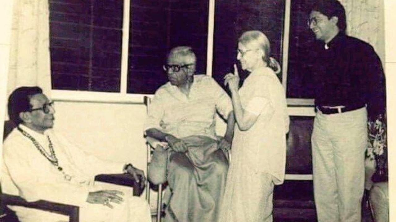 પ્રબોધનકર ઠાકરે એક મરાઠી વિદ્વાન, સામાજિક કાર્યકર્તા અને વિચારક હતા. તેમને બે પુત્રો હતા બાળાસાહેબ ઠાકરે અને શ્રીકાંત ઠાકરે. બાળાસાહેબ ઠાકરેએ હિન્દુત્વ વિચારધારાના આધારે શિવસેનાની સ્થાપના કરી હતી, જ્યારે તેમના ભાઈ શ્રીકાંત સંગીતકાર હતા. મહારાષ્ટ્ર નવનિર્માણ સેના (MNS) ના પ્રમુખ રાજ ઠાકરે તેમના પુત્ર છે.