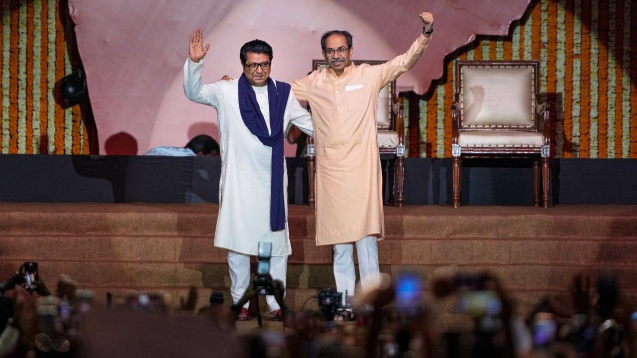 રાજ ઠાકરેનો પરિવાર મહારાષ્ટ્રનો છે, તેઓ શિવસેનાના સ્થાપક બાળાસાહેબ ઠાકરેના ભત્રીજા અને તેમના ભાઈ શ્રીકાંત ઠાકરેના પુત્ર છે,