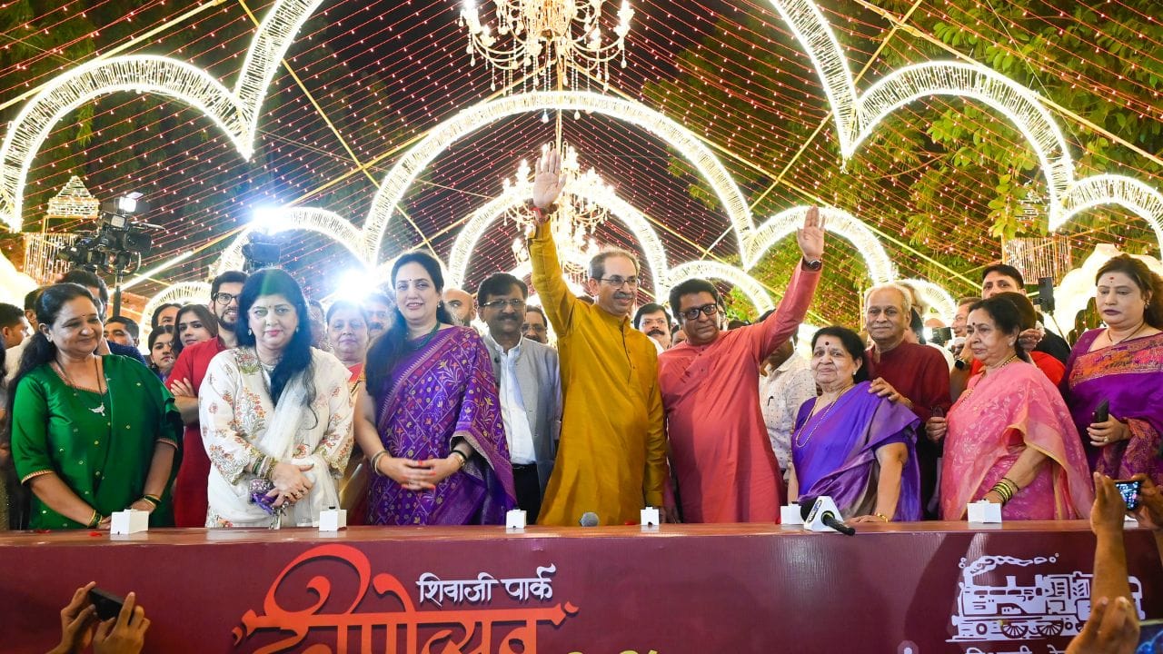 રાજ ઠાકરેની પત્ની શર્મિલા ઠાકરે છે, અને તેમને બે બાળકો છે, પુત્ર અમિત ઠાકરે (જે એક કાર્ટૂનિસ્ટ છે અને રાજકારણમાં સક્રિય છે) અને પુત્રી ઉર્વશી ઠાકરે (જે ફિલ્મ ઉદ્યોગમાં છે).