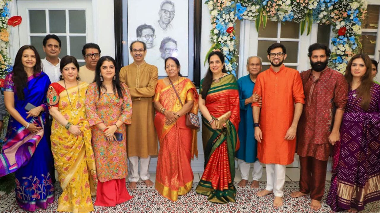 ઉદ્ધવ અને રાજ ઠાકરે એક અનોખા સંબંધ ધરાવે છે, કારણ કે તેમની માતાઓ (મીના અને કુંદા) સગી બહેનો હતી. તેમના પિતા પણ સગા ભાઈઓ હતા, 