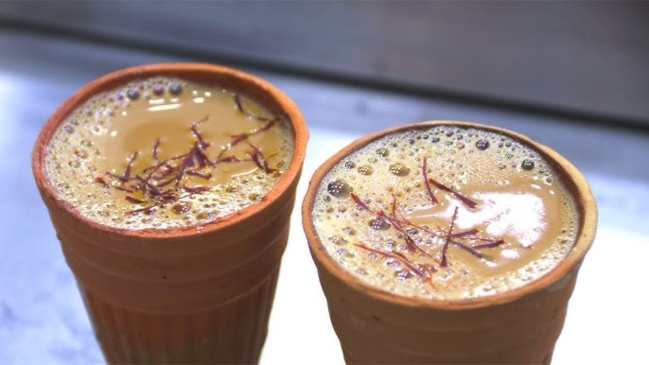 રજવાડી ચા કોઈ સામાન્ય ચા નથી. આ ચામાં મસાલા, સૂકા મેવા અને સુગંધિત ઘટકોનું શાહી મિશ્રણ હોય છે, જે દરેક ઘૂંટ સાથે અલગ જ સંતોષ આપે છે. પ્રાચીન સમયમાં રાજમહેલોમાં પીરસાતી આ ચા આજે પણ તેના અનોખા સ્વાદ અને સુગંધથી ચા પ્રેમીઓને મોહિત કરે છે. કેસર, એલચી, તજ અને ગુલાબની પાંખડીઓ જેવી સામગ્રી તેને વિશેષ બનાવે છે, જ્યારે આદુ અને કાળા મરી શિયાળામાં શરીરને હૂંફ આપે છે.