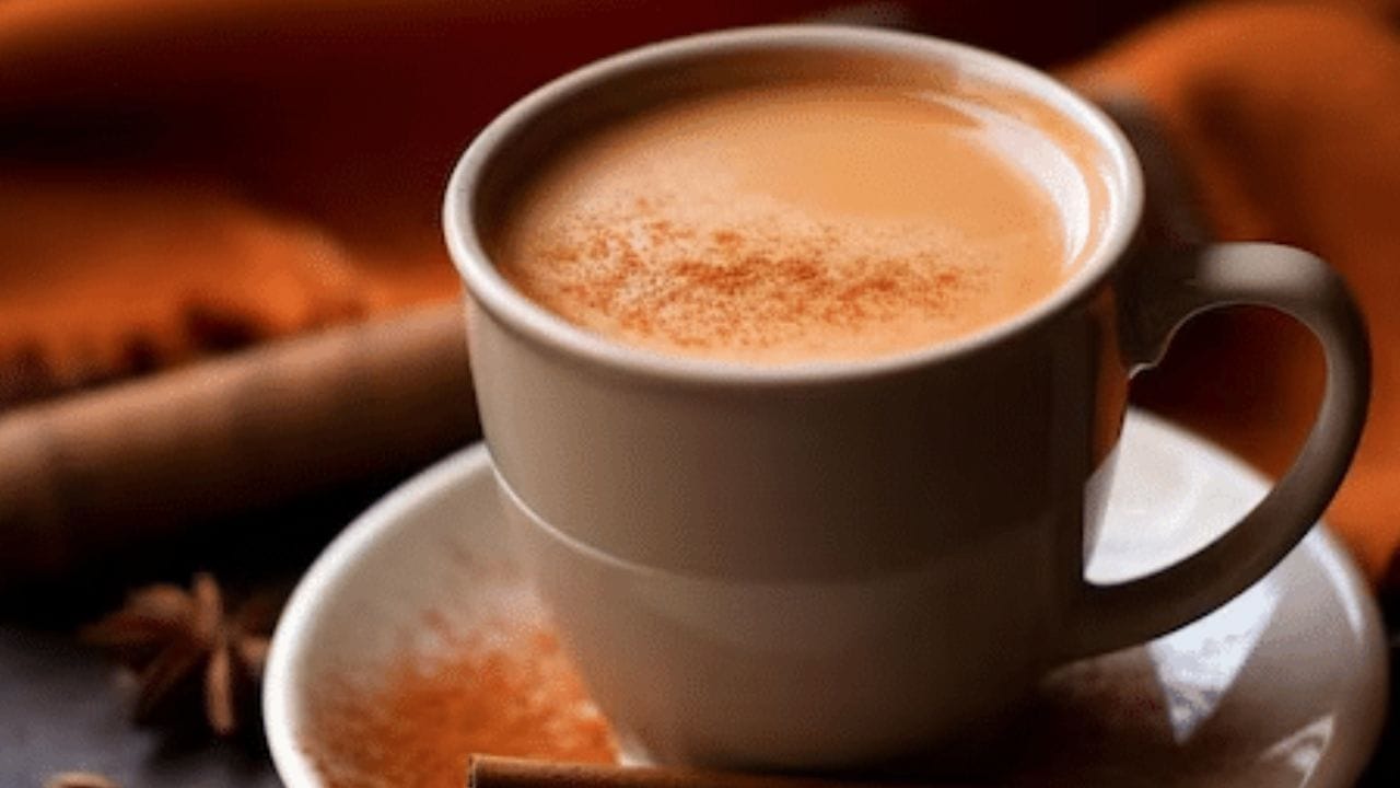 ચા તૈયાર થયા બાદ તેને ગાળી લો અને કપમાં રેડો. રજવાડી અંદાજ માટે આ ચા માટીના કપમાં અથવા જાડા કપમાં પીરસો. ઉપરથી થોડા કેસરના દોરા નાખો અને ગરમાગરમ રજવાડી ચાનો આનંદ લો. શિયાળાની સવારમાં અથવા સાંજના સમયે એક કપ રજવાડી ચા પીશો તો તેની શાહી સુગંધ અને સ્વાદ તમારી બધી ચિંતાઓ ભૂલાવી દેશે.