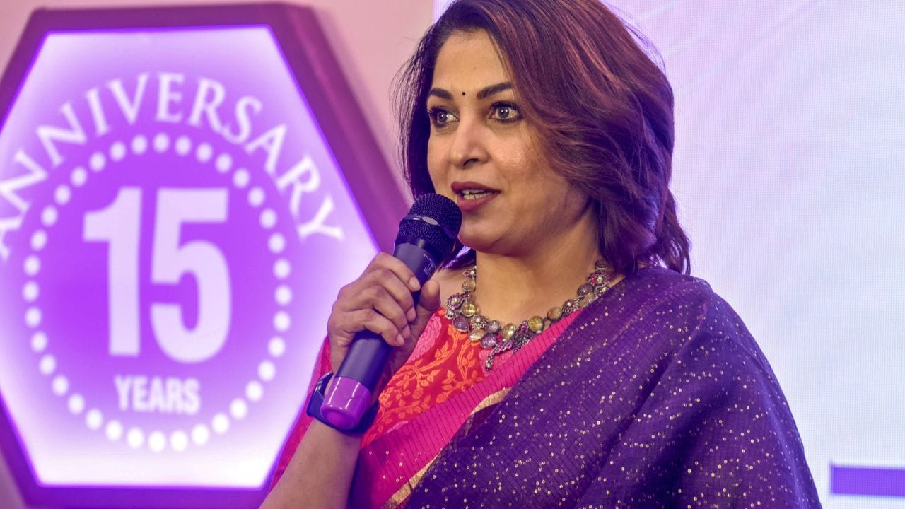 "બાહુબલી" ભારતીય સિનેમાની સૌથી વધુ કમાણી કરનારી ફિલ્મોમાંની એક હતી. રામ્યા કૃષ્ણને બાહુબલીમાં પ્રભાસની માતાની ભૂમિકા ભજવી હતી. તમને કદાચ ખબર નહીં હોય કે રામ્યા અનેક રોમેન્ટિક ફિલ્મોમાં પણ જોવા મળી છે.