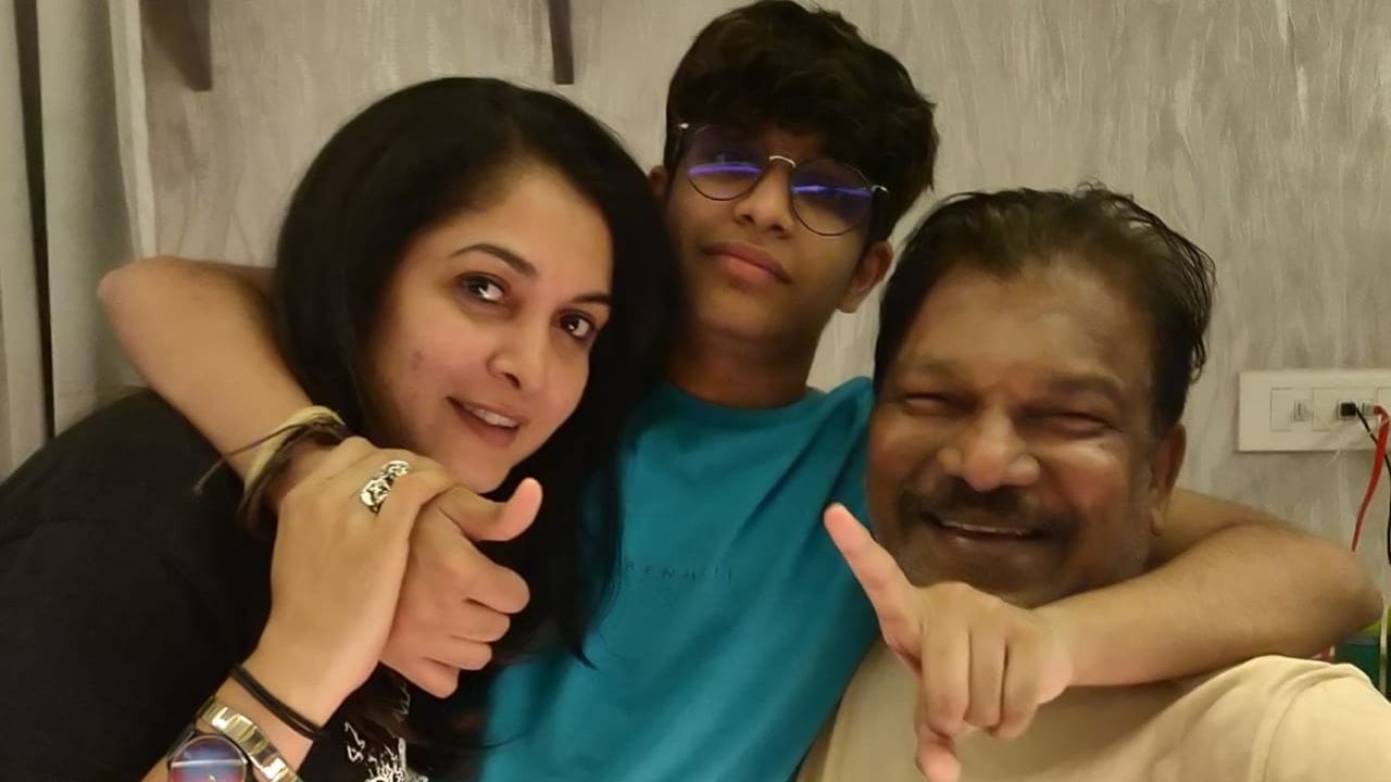 રામ્યા કૃષ્ણનનો જન્મ 15 સપ્ટેમ્બર 1970ના રોજ તમિલનાડુના મદ્રાસમાં તેલુગુ પિતાને ત્યાં થયો હતો. તે તમિલ ફિલ્મ અભિનેતા અને રાજ્યસભાના ભૂતપૂર્વ સાંસદ ચો રામાસ્વામીની ભત્રીજી છે.