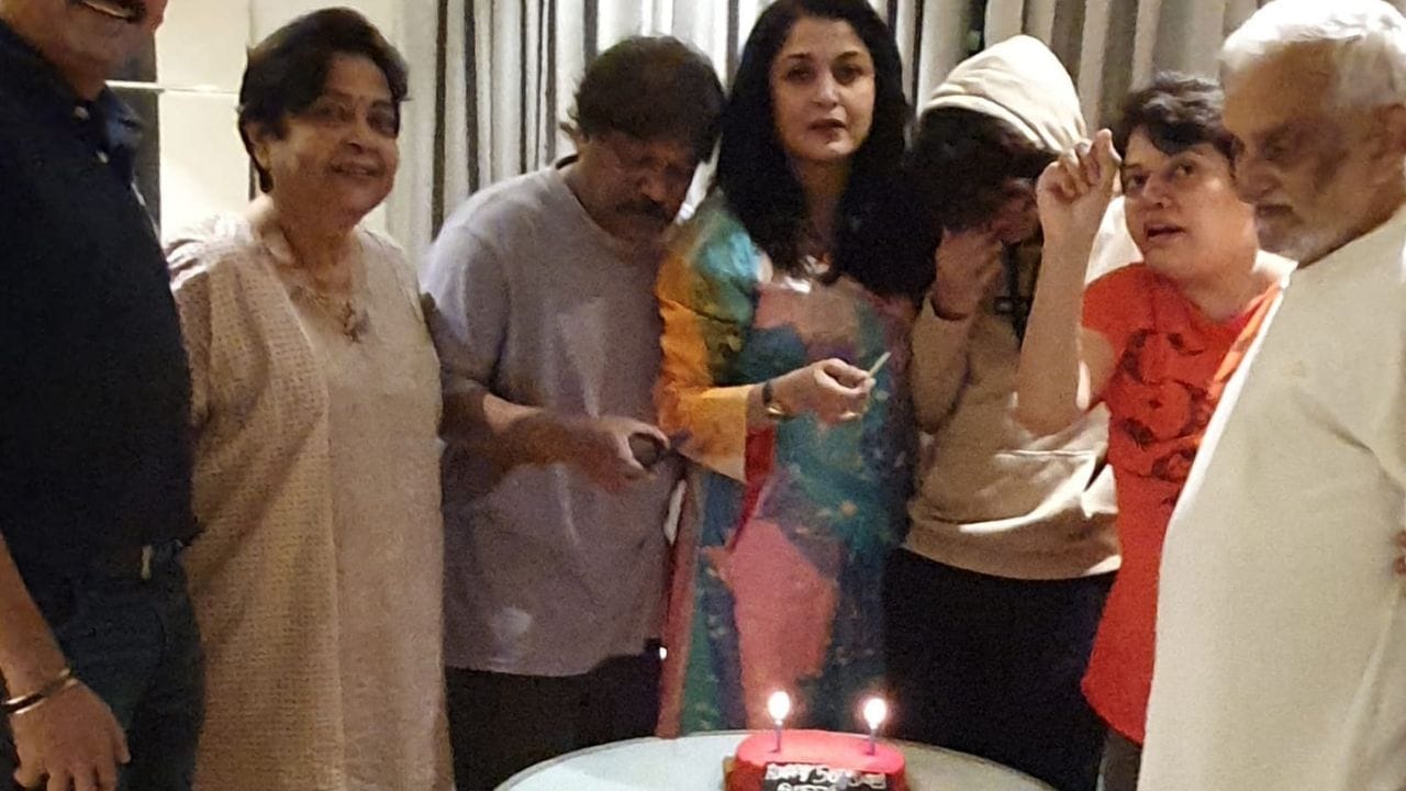 રામ્યા કૃષ્ણનની કુલ સંપત્તિની વાત કરીએ તો રિપોર્ટ મુજબ અંદાજે 100 કરોડ છે. તે સાઉથની સૌથી મોંઘી અભિનેત્રીઓમાંની એક છે. તે પ્રતિ ફિલ્મ માટે 3-4 કરોડ ચાર્જ લે છે.