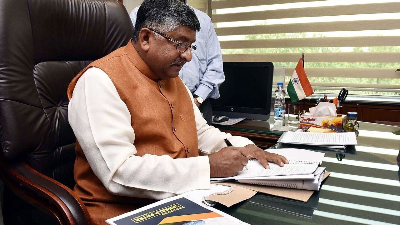 રવિશંકર પ્રસાદનો જન્મ બિહારના પટનામાં એક ધાર્મિક ચિત્રગુપ્તવંશી કાયસ્થ પરિવારમાં થયો હતો. તેમના પિતા ઠાકુર પ્રસાદ પટના હાઈકોર્ટમાં વરિષ્ઠ વકીલ હતા અને ભારતીય જનતા પાર્ટીના પુરોગામી જન સંઘના અગ્રણી સ્થાપકોમાંના એક હતા.