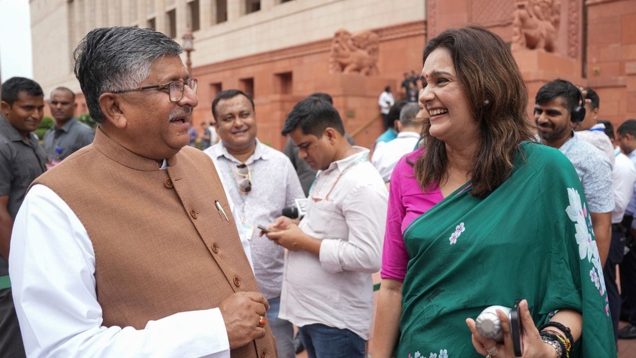 રવિશંકર પ્રસાદે જયપ્રકાશ નારાયણની આગેવાની હેઠળ બિહારમાં વિદ્યાર્થી ચળવળમાં ભાગ લીધો હતો અને કટોકટી દરમિયાન જેલમાં પણ ગયા હતા.