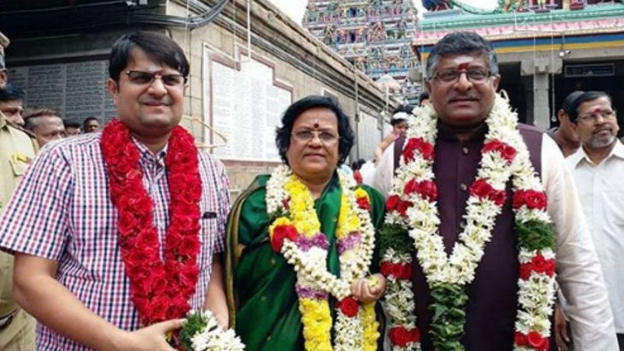 રવિશંકર પ્રસાદ રાજકારણી અને વકીલ છે જેમણે 2016 થી 2019 અને 2019 થી2021 સુધી ઇલેક્ટ્રોનિક્સ અને માહિતી ટેકનોલોજીના પ્રથમ મંત્રી તરીકે સેવા આપી હતી. 