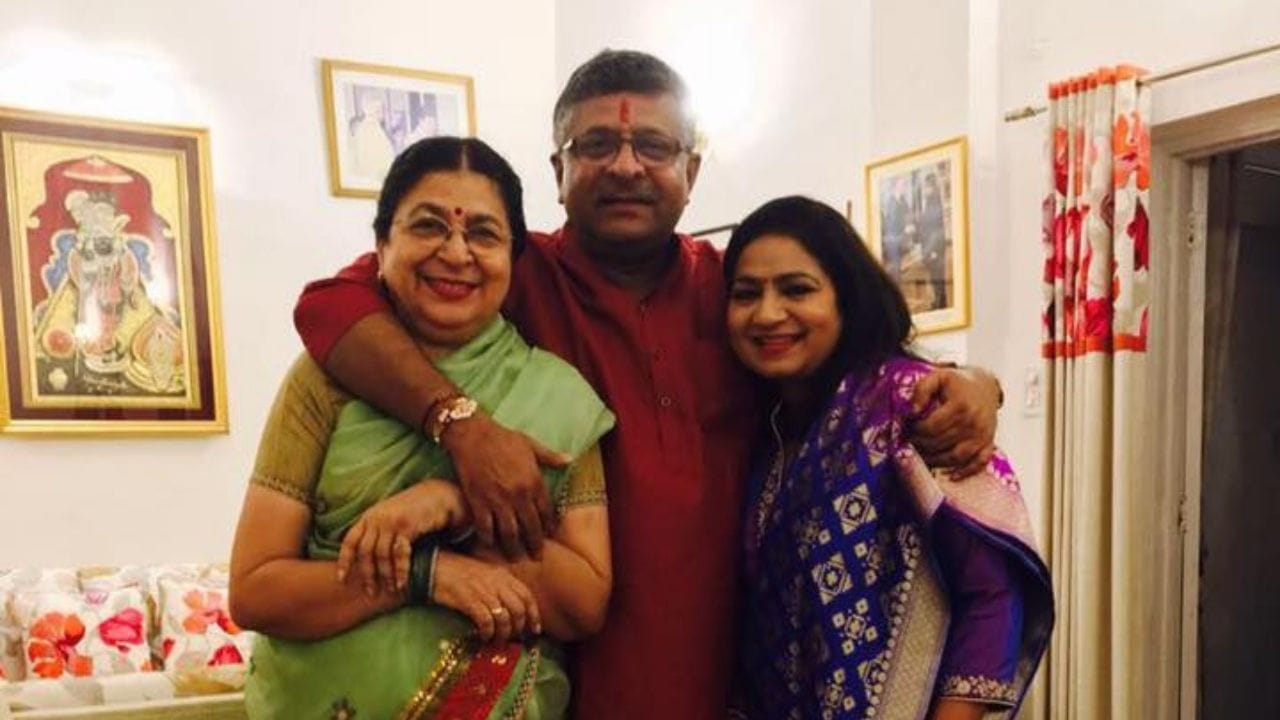  કેબિનેટ મંત્રી તરીકે તેમણે નરેન્દ્ર મોદીના વડા પ્રધાનપદ હેઠળ કાયદો અને ન્યાય (2014, 2016–2021), સંદેશાવ્યવહાર (2014–2016, 2019–2021) વિભાગો સંભાળ્યા છે.