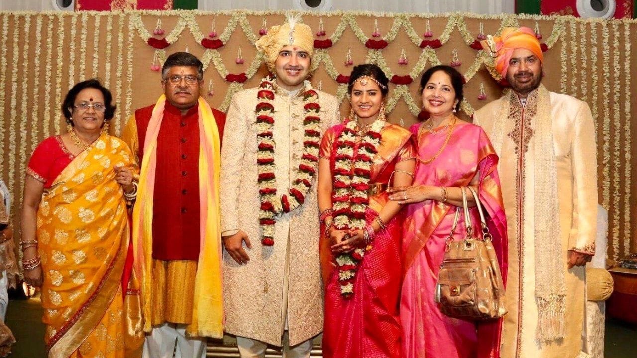  બીજી તરફ, તેમના કાર્યકાળમાં પ્રસ્તાવિત રાષ્ટ્રીય ન્યાયિક નિમણૂક પંચ પર વિવાદ, ન્યાયતંત્ર અને કારોબારી વચ્ચે સતત ઘર્ષણ અને સ્થાનિક નિયમો પર સોશિયલ મીડિયા પ્લેટફોર્મ ટ્વિટર અને ફેસબુક સાથેના વિવાદો પણ જોવા મળ્યા હતા.