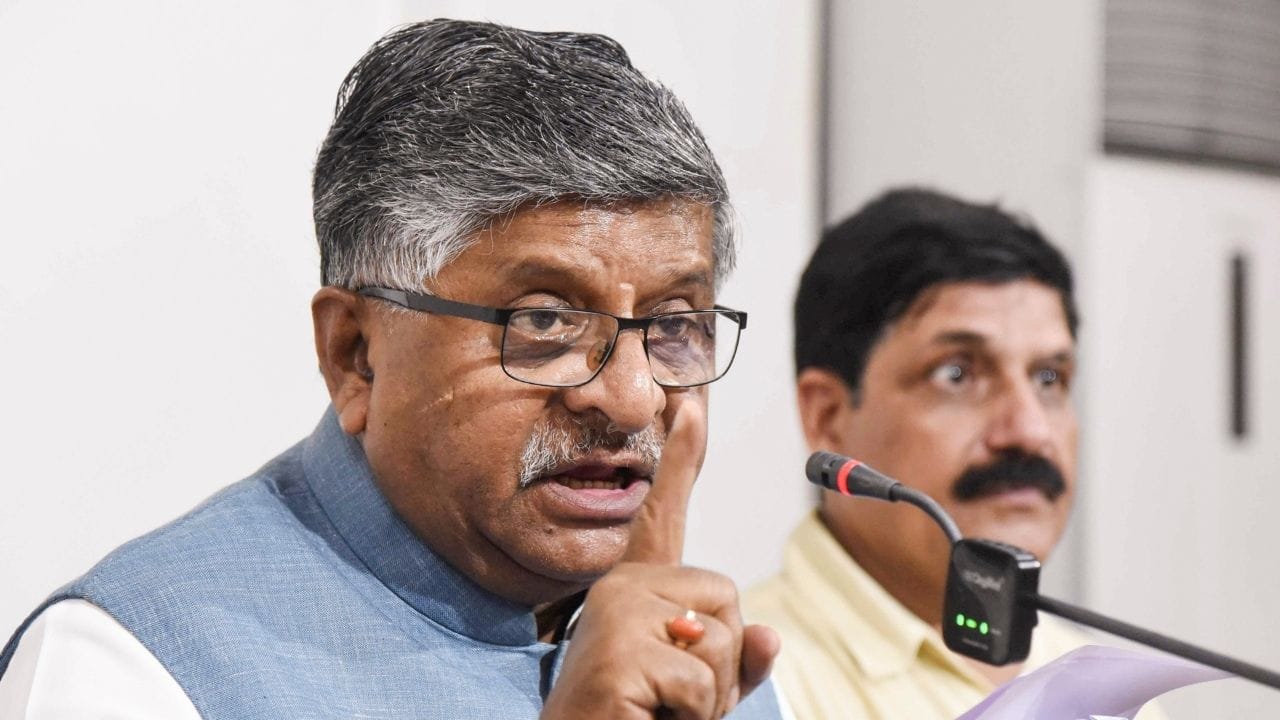 રવિશંકર પ્રસાદે પટના યુનિવર્સિટીમાંથી બીએ ઓનર્સ, એમએ (રાજકીય વિજ્ઞાન) અને એલએલબી ડિગ્રી મેળવી હતી. તેઓ 1969માં અખિલ ભારતીય વિદ્યાર્થી પરિષદના સભ્ય બન્યા હતા.