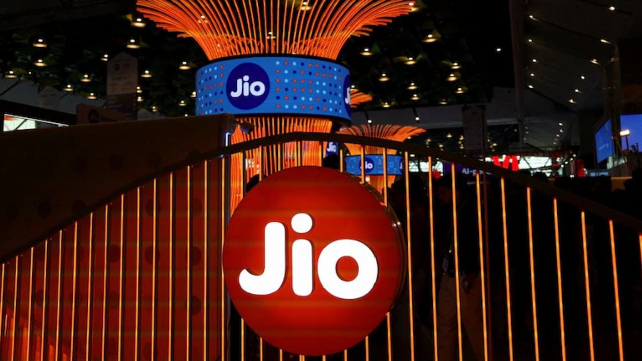 ઇન્વેસ્ટમેન્ટ બેંકોએ "અત્યાર સુધીના સૌથી મોટા IPO" તરીકે ઓળખાતા Jio પ્લેટફોર્મ્સનું મૂલ્યાંકન આશરે $180 બિલિયન (આશરે ₹15 લાખ કરોડ) આંક્યું છે. કંપનીના તાજેતરના કમાણી કોલમાં, રિલાયન્સ Jio ઇન્ફોકોમના વ્યૂહરચના વડા અંશુમન ઠાકુરે જણાવ્યું હતું કે IPO પર આંતરિક કાર્ય ચાલી રહ્યું છે, પરંતુ નિયમનકારી સ્પષ્ટતા પ્રાપ્ત થયા પછી જ અમલ શરૂ થશે. તેમણે કહ્યું, "અમે ધારી રહ્યા છીએ કે તે SEBI ની ભલામણો સાથે સુસંગત છે, પરંતુ અંતિમ નિર્ણય લેતા અને પ્રક્રિયા શરૂ કરતા પહેલા અમારે હજુ રાહ જોવાની જરૂર છે." તેમણે વધુમાં જણાવ્યું હતું કે લિસ્ટિંગ આગામી થોડા મહિનામાં થઈ શકે છે.