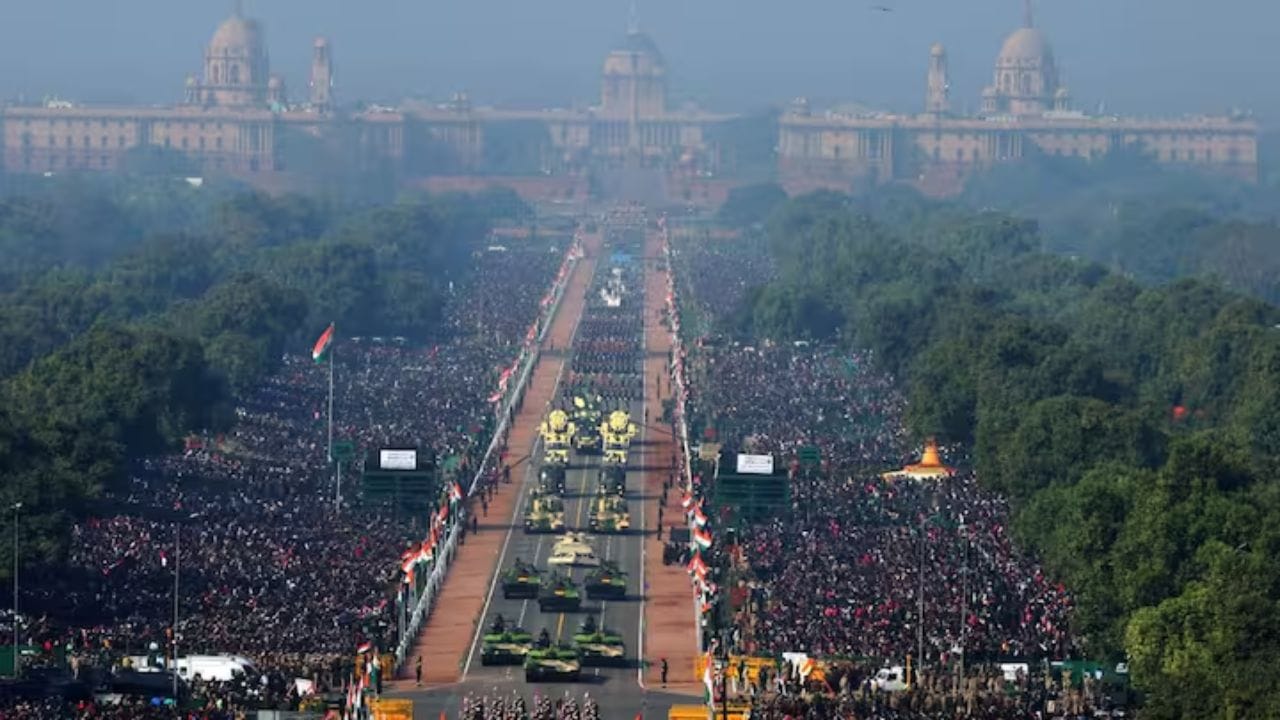 દરેક સૈનિક આશરે 600 કલાકની સખત તાલીમમાંથી પસાર થાય છે. પરેડના દિવસે સૈનિકો સવારે 2 વાગ્યાની આસપાસ તૈયારી કરે છે અને બપોરે 3 વાગ્યા સુધીમાં ફરજ પર હાજર થાય છે. ફ્લોટ્સ લગભગ 5 કિલોમીટર પ્રતિ કલાકની ઝડપે આગળ વધે છે, જેથી દર્શકો દરેક દ્રશ્ય સ્પષ્ટ રીતે જોઈ શકે. પ્રજાસત્તાક દિવસની પરેડમાં ભાગ લેવા માટે, સૈનિકોની ચાર સ્તરની સુરક્ષા તપાસ કરવામાં આવે છે.