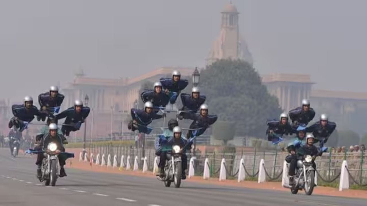 તેમની ઓળખ, બેકગ્રાઉન્ડ અને સેવા રેકોર્ડની સંપૂર્ણ તપાસ કરવામાં આવે છે. વધુમાં તેમના શસ્ત્રોની સંપૂર્ણ તપાસ કરવામાં આવે છે. જેથી ખાતરી થાય કે કોઈ પણ જીવતી ગોળીઓ તેમાં નથી. સુરક્ષામાં જરા પણ ચૂક સહન કરવામાં આવતી નથી.