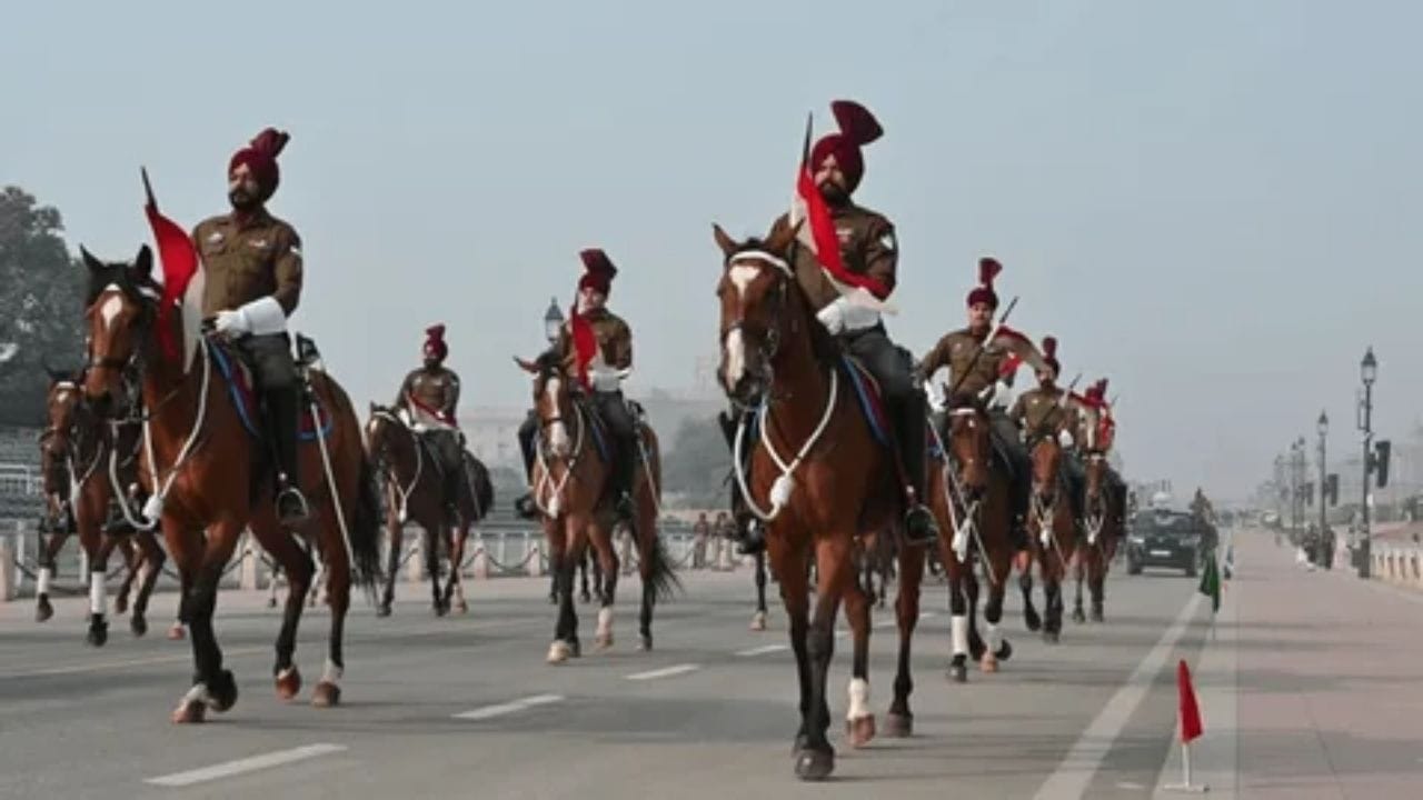 આ ઘોડાઓને મહીનાઓ સુધી કડક તાલીમ આપવામાં આવે છે. તાલીમ દરમિયાન તેમને ઊંચા અવાજ, તોપોની ગુંજ, ડ્રમ્સ અને વિવિધ અચાનક પરિસ્થિતિઓનો સામનો કરાવવામાં આવે છે, જેથી તેઓ કોઈ પણ દબાણમાં ગભરાયા વિના પોતાના રાઇડર સાથે સમન્વય રાખી શકે. દરેક પગલું ચોક્કસ લયમાં ચાલે તે માટે વિશેષ ડ્રિલ કરાવવામાં આવે છે.