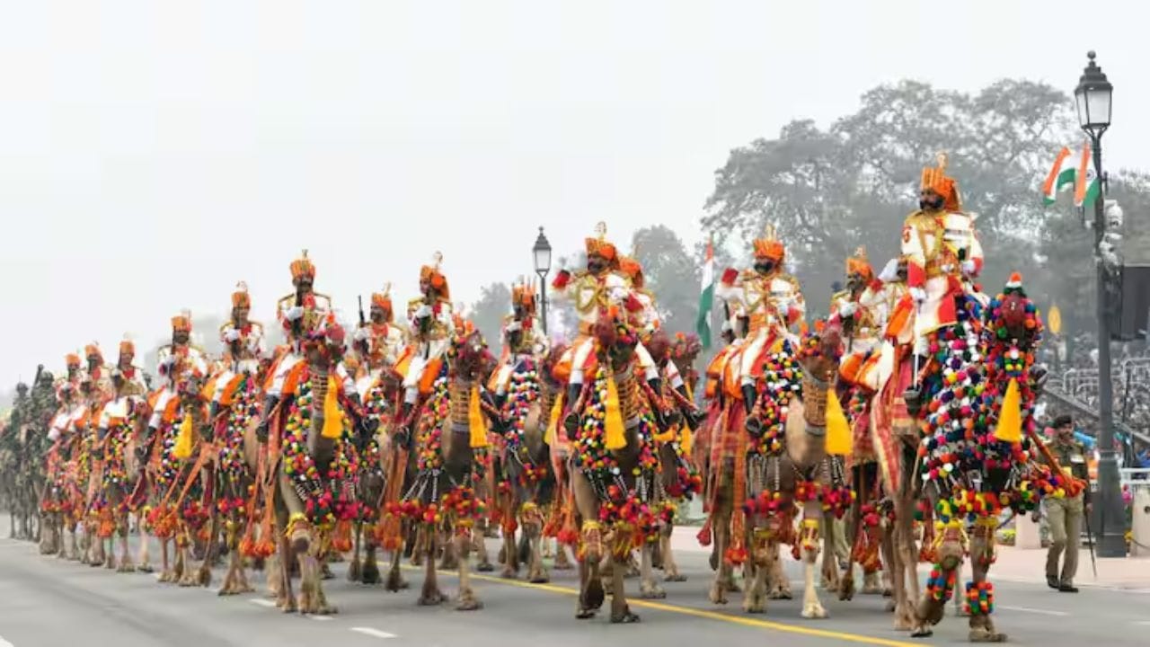 પરેડમાં ભાગ લેનારા ટેન્કો, તોપ, સશસ્ત્ર વાહનો અને અન્ય લશ્કરી સાધનો રાખવા માટે ઇન્ડિયા ગેટ પાસે ખાસ કેમ્પ બનાવવામાં આવ્યા છે. અહીં દરેક સાધનસામગ્રીની ટેકનિકલ અને સલામતી તપાસ કરવામાં આવે છે. રિહર્સલ દરમિયાન દરેક ટુકડી લગભગ 12 કિલોમીટર કૂચ કરે છે, જ્યારે પરેડના દિવસે અંતર લગભગ 9 કિલોમીટર હોય છે. નિષ્ણાંત જજો સમગ્ર રૂટ પર તૈનાત હોય છે, જે લગભગ 200 પરિમાણો પર દરેક ટુકડીનું મૂલ્યાંકન કરે છે.