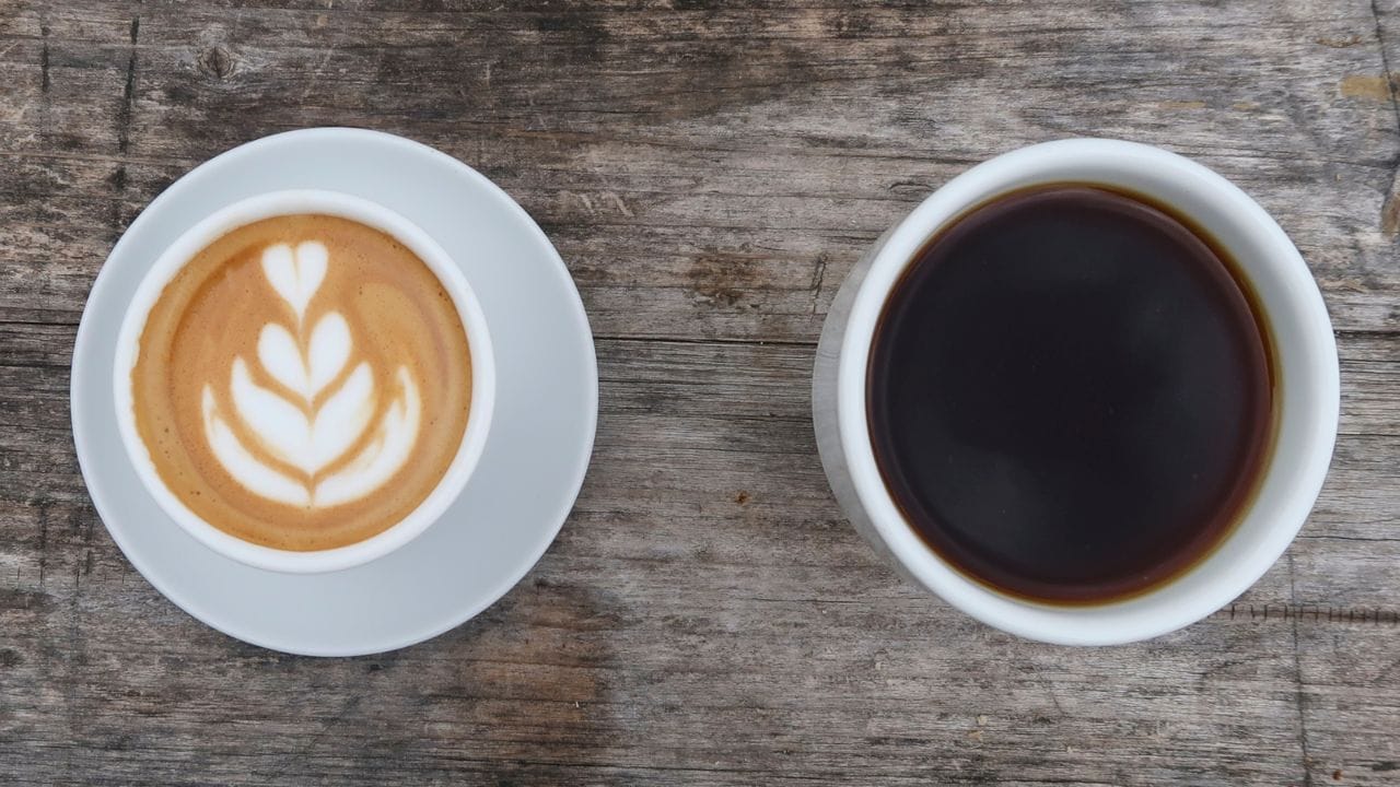 જો તમે ખૂબ વધારે કોફી પીતા હો, તો તે જ કેફીન જે ફાયદાકારક હોવાનું માનવામાં આવે છે તે નુકસાન પણ કરી શકે છે: બેચેની અને ચિંતા, બ્લડ પ્રેશર અને હૃદયના ધબકારા વધવા, અનિદ્રા, માથાનો દુખાવો અને એકાગ્રતાનો અભાવ. નિષ્ણાતો કહે છે કે હાઈ બ્લડ પ્રેશર અથવા હૃદયની સમસ્યાઓ ધરાવતા લોકોએ કેફીનથી વધુ સાવધ રહેવું જોઈએ, ખાસ કરીને ડૉક્ટરની તપાસ પહેલાં કરાવવી જોઈએ.
