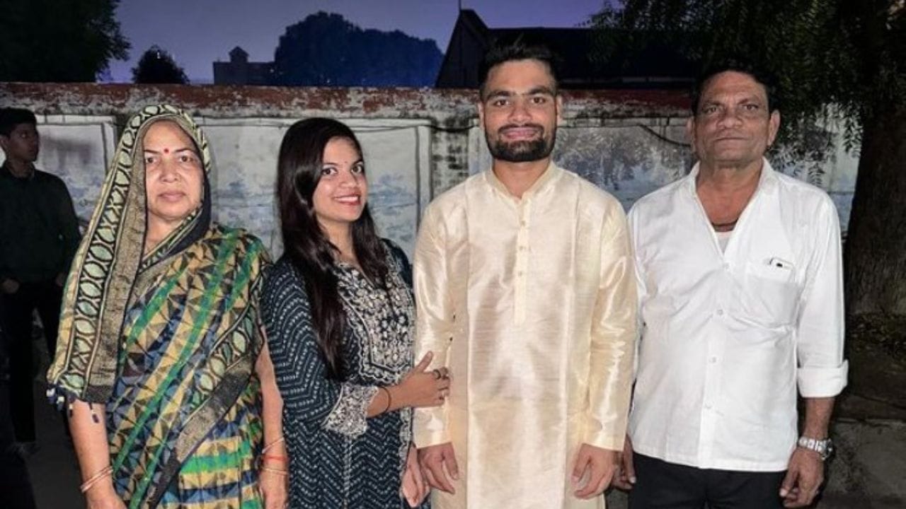 તેણે 19 ડિસેમ્બર 2023ના રોજ સાઉથ આફ્રિકા સામે પોતાની વનડે આંતરરાષ્ટ્રીય (ODI) મેચમાં પ્રવેશ કર્યો હતો.તેણે 17 રન બનાવ્યા અને રાસી વાન ડેર ડુસેનની વિકેટ લીધી. 21 ડિસેમ્બર 2023ના રોજ, તેમણે સાઉથ આફ્રિકા સામે બીજી વનડે મેચમાં મેચવિનિંગ ઇનિંગ રમી હતી.