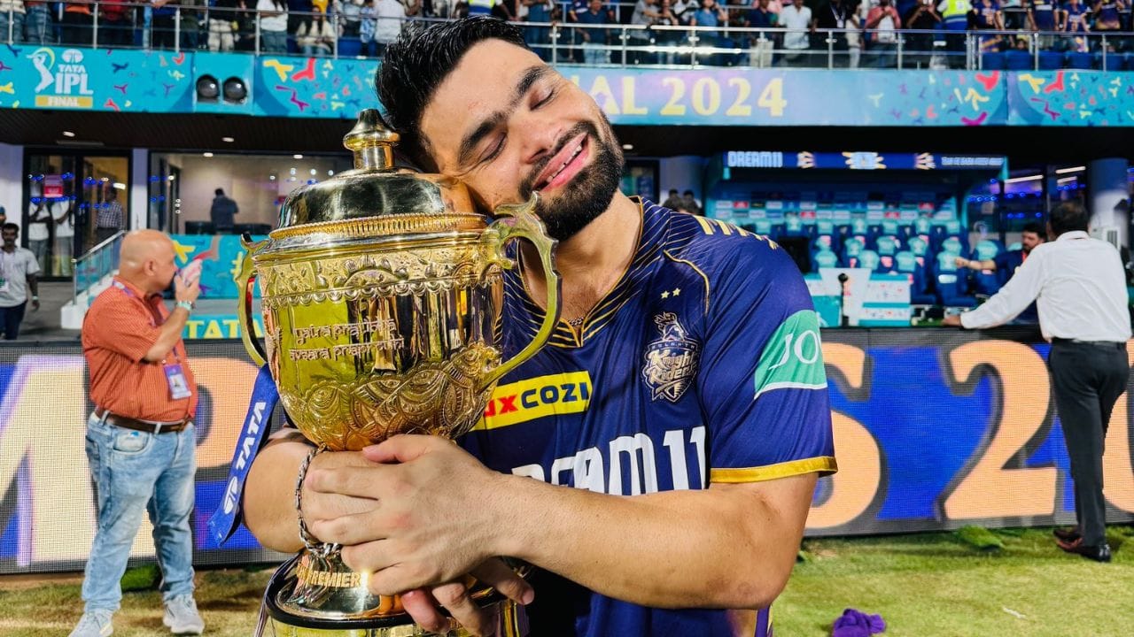 રિંકુ તેની વિસ્ફોટક બેટિંગ મેચ ફિનિશ કરવાની ક્ષમતા માટે ફેમસ છે. રિંકુ સિંહને શોર્ટ ફોર્મેટમાં ટીમ ઈન્ડિયાનો ફ્યુચર સ્ટાર માનવામાં આવી રહ્યો છે.