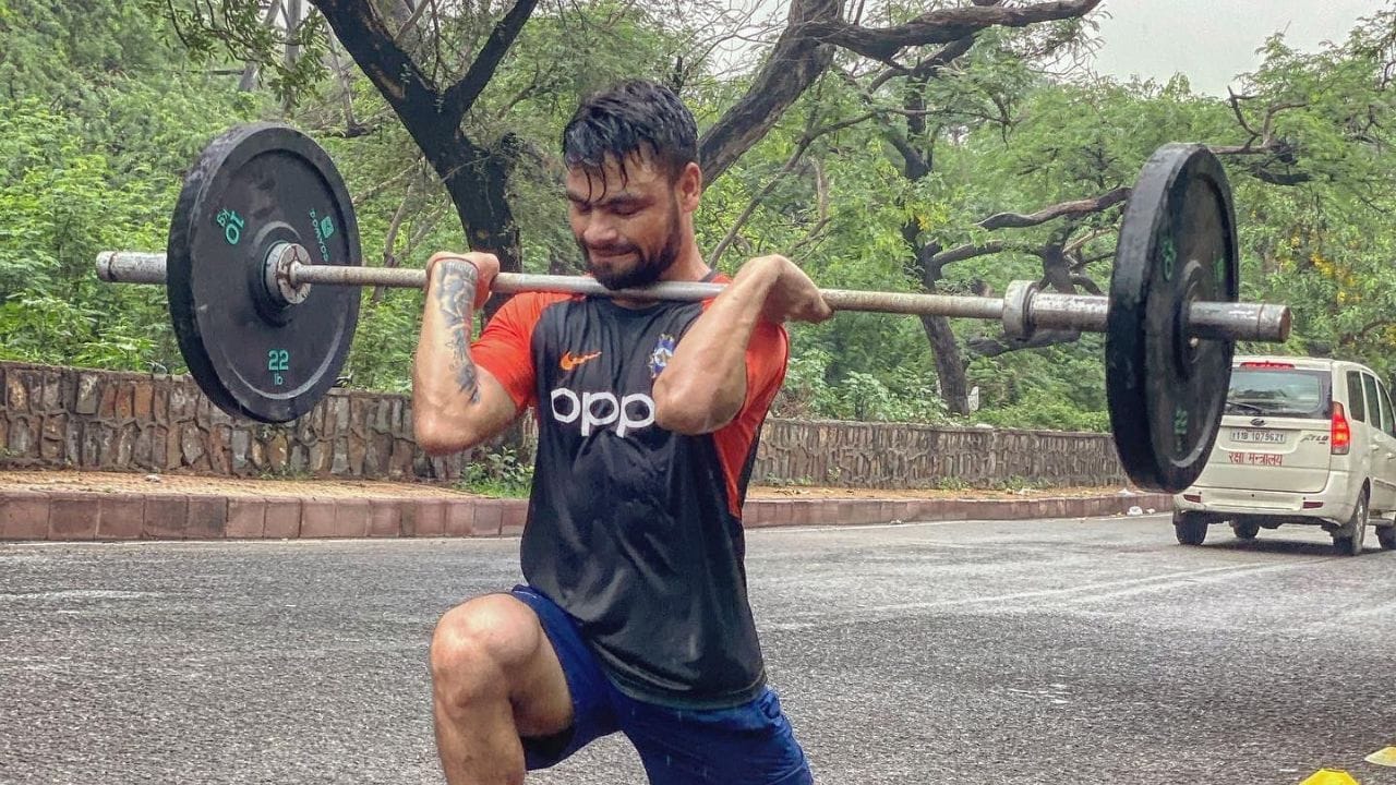 રિંકુ સિંહની કુલ સંપત્તિ 20 કરોડ રૂપિયાથી વધુ હોવાનો અંદાજ છે. રિંકુ સિંહ પાસે આવકના ઘણા સ્ત્રોત છે, પરંતુ તે ચાર સ્ત્રોતોમાંથી સૌથી વધુ પૈસા કમાય છે.