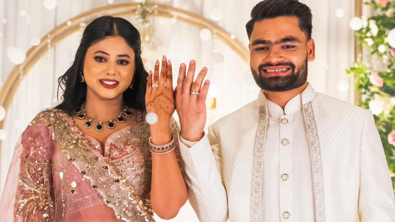 રિંકુ સિંહની સગાઈ 8 જૂન 2025ના રોજ લખનૌ, ઉત્તર પ્રદેશમાં યોજાયેલા એક સમારોહમાં સમાજવાદી પાર્ટીના સાંસદ પ્રિયા સરોજ સાથે થઈ હતી. બંન્ને ટુંક સમયમાં લગ્નના બંધનમાં બંધાશે.